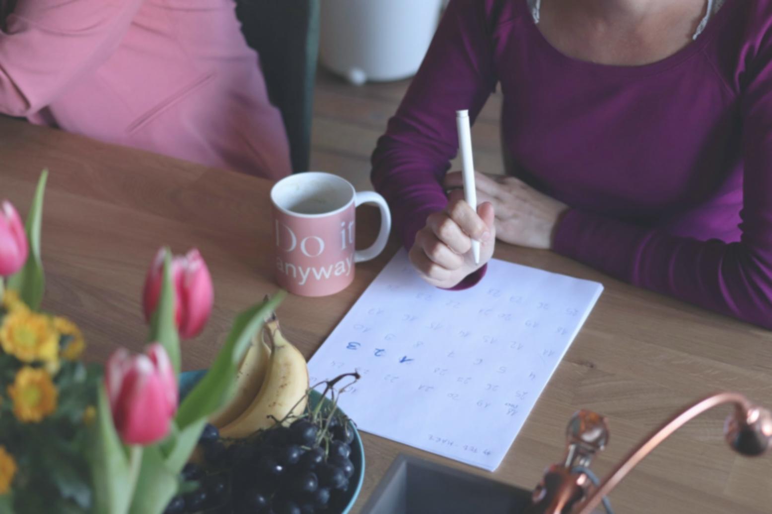 Budgetplanung Arbeitsplatz mit Dokumenten